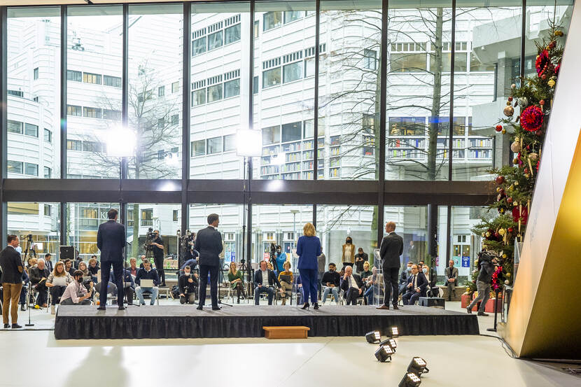 Presentatie coalitieakkoord 'Omzien naar elkaar, vooruitkijken naar de toekomst'.