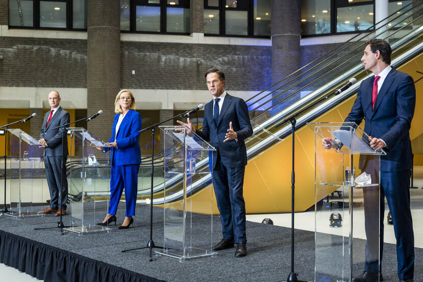 Presentatie coalitieakkoord 'Omzien naar elkaar, vooruitkijken naar de toekomst'.