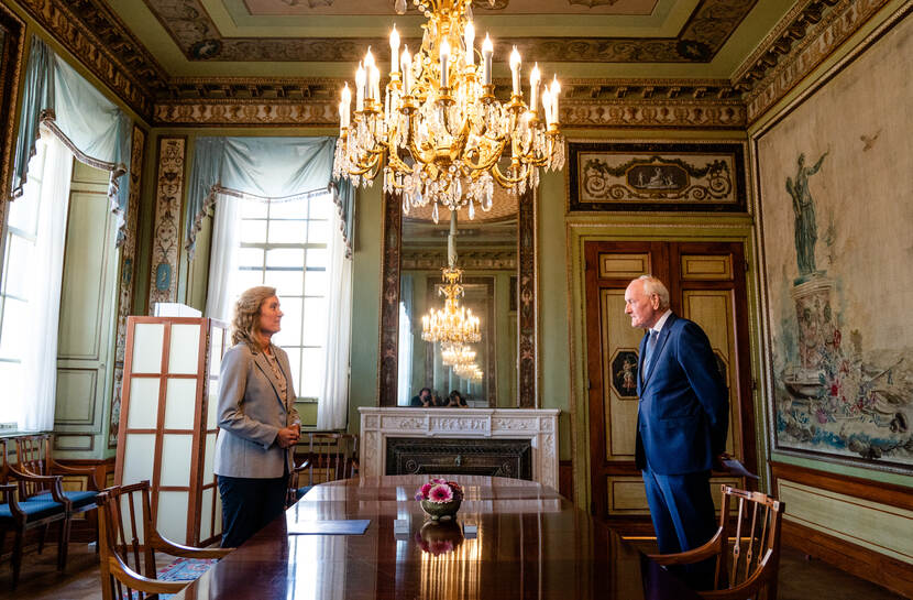 Kamervoorzitter Vera Bergkamp ontvangt Johan Remkes in de Stadhouderskamer