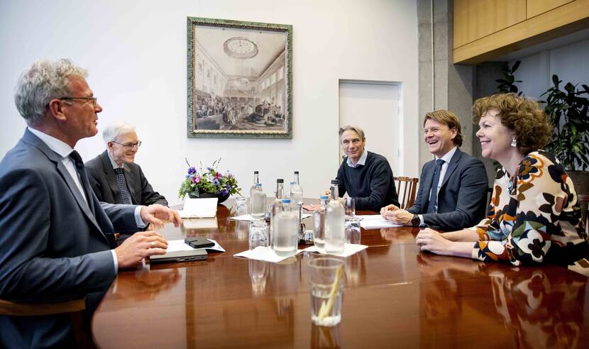 Informateurs Dijkgraaf en Van Zwol in gesprek met Tuur Elzinga (voorzitter van de FNV), Kim Putters (voorzitter van de SER) en Ingrid Thijssen (voorzitter van VNO-NCW)